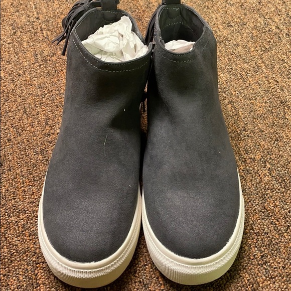 New Dolce Vita Sneakers - Picture 2 of 6